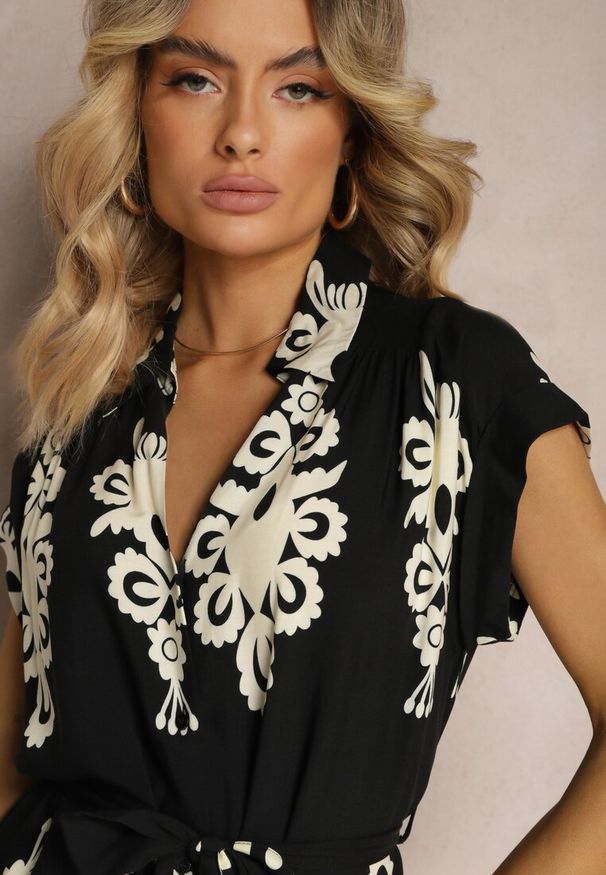 Renee - Czarno-Beżowa Boho Sukienka w Rozkloszowanym Stylu z Materiałowym Paskiem i Guzikami Jori. Okazja: na co dzień, na imprezę. Typ kołnierza: dekolt w kształcie V. Kolor: czarny. Materiał: materiał. Długość rękawa: krótki rękaw. Typ sukienki: proste, rozkloszowane. Styl: boho
