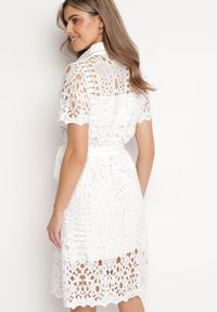 Born2be - Biała Ażurowa Sukienka Koszulowa Midi z Wiązanym Paskiem Pamy. Kolor: biały. Materiał: materiał, koronka. Długość rękawa: krótki rękaw. Wzór: ażurowy. Typ sukienki: koszulowe. Styl: klasyczny. Długość: midi #5