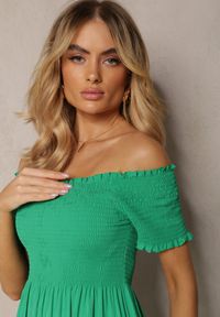 Renee - Zielona Letnia Sukienka z Bawełny o Fasonie Hiszpanki z Rozkloszowanymi Falbanami Lorania. Typ kołnierza: dekolt hiszpanka. Kolor: zielony. Materiał: bawełna. Sezon: lato #5
