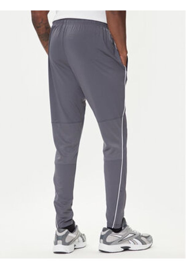 Under Armour Spodnie dresowe Challenger Training 6004044 Szary Slim Fit. Kolor: szary. Materiał: dresówka