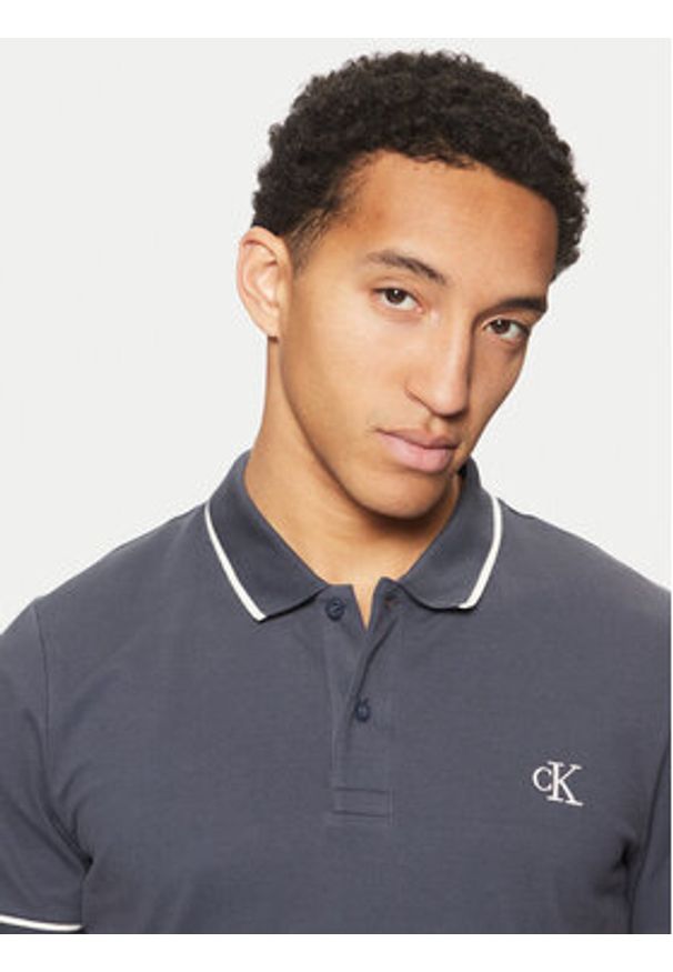 Calvin Klein Jeans Polo J30J315603 Granatowy Slim Fit. Typ kołnierza: polo. Kolor: niebieski. Materiał: bawełna