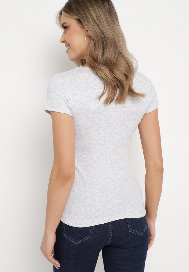 Born2be - Jasnoszara Bawełniana Bluzka z Koronką przy Dekolcie i Ozdobnymi Guzikami Xomilia. Kolor: szary. Materiał: bawełna, koronka. Wzór: koronka