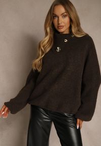 Renee - Brązowy Golf Oversize z Wełną Ozdobiony Guzikami Videsa. Okazja: na co dzień. Typ kołnierza: golf. Kolor: brązowy. Materiał: wełna. Wzór: aplikacja. Styl: casual, klasyczny #3