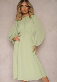 Renee - Zielona Rozkloszowana Sukienka Midi z Gumkami w Talii i Koronką Ottillda. Kolor: zielony. Materiał: koronka. Długość rękawa: długi rękaw. Wzór: koronka. Długość: midi