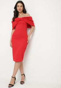 Born2be - Czerwona Taliowana Sukienka Dopasowana z Odsłoniętymi Ramionami i Drapowaniem Palamiria. Okazja: na imprezę, na randkę. Kolor: czerwony #1
