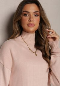 Renee - Jasnoróżowy Klasyczny Golf o Asymetrycznym Kroju Abezza. Typ kołnierza: golf. Kolor: różowy. Długość: krótkie. Styl: klasyczny
