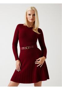 Guess Sukienka 178883 Czerwony Classic Fit. Kolor: czerwony
