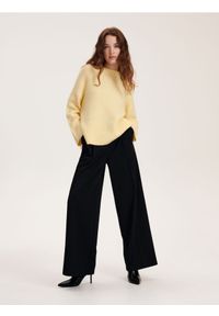 Reserved - Sweter oversize - jasnożółty. Kolor: żółty. Materiał: dzianina, wełna. Wzór: gładki