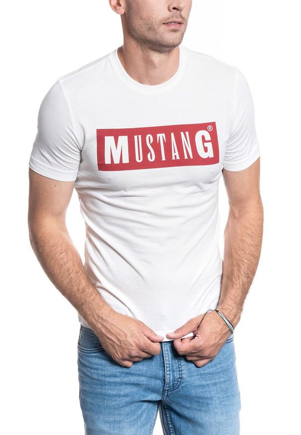 Mustang - MUSTANG TSHIRT Alex C LOGO Tee CLOUD DANCER 1009738 2020. Okazja: na co dzień, na imprezę. Materiał: bawełna, jeans, materiał, tkanina. Długość rękawa: krótki rękaw. Długość: krótkie. Wzór: nadruk. Styl: klasyczny, casual