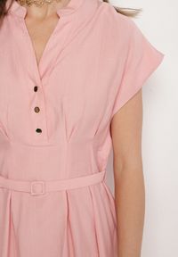 Born2be - Różowa Sukienka z Wiskozy o Rozkloszowanym Kroju z Paskiem Sepina. Okazja: na co dzień. Typ kołnierza: dekolt w serek. Kolor: różowy. Materiał: wiskoza. Długość rękawa: krótki rękaw. Wzór: aplikacja. Sezon: lato. Styl: klasyczny, elegancki, casual
