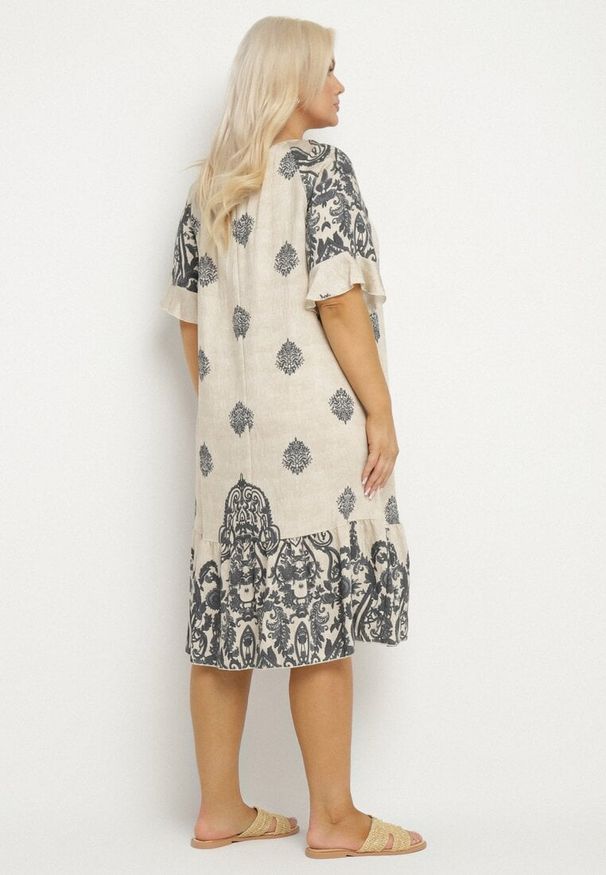 Born2be - Ciemnoszara Wiskozowa Sukienka w Stylu Boho z Frędzlami i Falbankami Korilia. Typ kołnierza: kołnierz z falbankami. Kolekcja: plus size. Kolor: szary. Materiał: wiskoza. Sezon: lato. Typ sukienki: rozkloszowane, dla puszystych. Styl: boho
