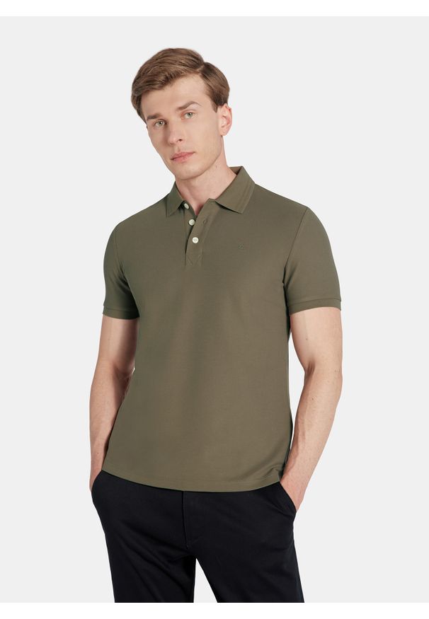 Pako Lorente - PAKO LORENTE - Oliwkowy t-shirt polo na trzy guziczki. Okazja: na co dzień. Typ kołnierza: polo. Kolor: czerwony, oliwkowy, brązowy, różowy. Materiał: poliester, bawełna. Sezon: jesień. Styl: casual