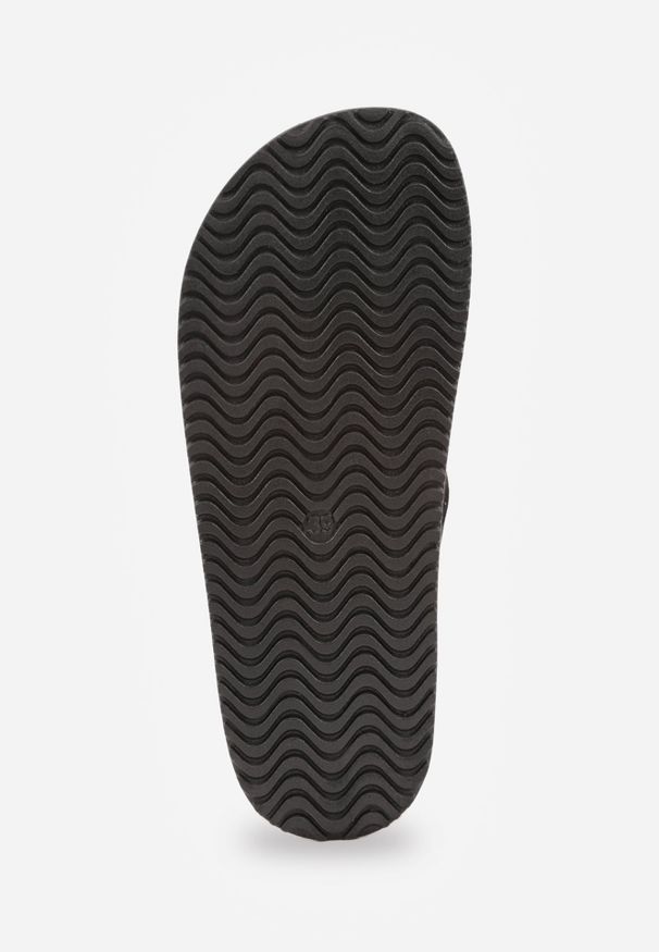 Renee - Czarne Klapki Mule na Podeszwie z Imitacji Korka Zdobione Wycięciami i Klamrą Deolure. Okazja: na co dzień, na randkę. Kolor: czarny. Materiał: jeans, zamsz. Wzór: aplikacja. Sezon: lato. Styl: boho, wakacyjny, casual