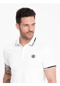 Ombre Clothing - Męska koszulka polo z elastanem z kontrastowymi elementami - biała V1. Okazja: do pracy, na co dzień. Typ kołnierza: polo. Kolor: biały. Materiał: elastan. Wzór: haft, paski. Styl: klasyczny, sportowy, casual #9