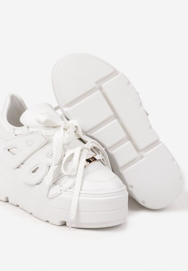 Renee - Białe Sneakersy Vices na Płaskiej Podeszwie z Geometryczną Aplikacją Nelenith. Okazja: na co dzień. Kolor: biały. Materiał: jeans. Wzór: aplikacja, geometria. Obcas: na płaskiej podeszwie