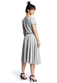 Sukienki.shop - Rozkloszowana sukienka midi z paskiem w talii zbluzowana góra szara. Okazja: na co dzień, na imprezę, na spacer. Typ kołnierza: kokarda, dekolt w łódkę. Kolor: szary. Materiał: bawełna, materiał, tkanina, elastan. Długość rękawa: krótki rękaw. Typ sukienki: proste, rozkloszowane, dopasowane. Styl: klasyczny, elegancki, casual. Długość: midi