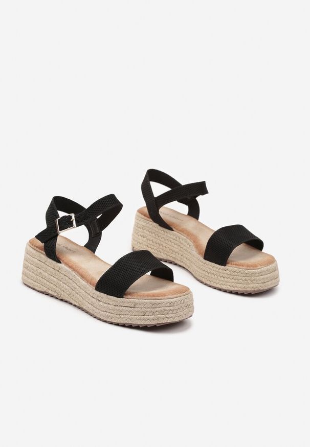 Renee - Czarne Sandały Boho Ozdobione Plecionką na Koturnie i Platformie Isorisa. Okazja: na co dzień. Kolor: czarny. Wzór: aplikacja. Sezon: lato. Obcas: na koturnie. Styl: boho