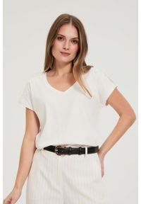 MOODO - Bluzka z koronką na rękawach biała. Kolor: biały. Materiał: koronka. Wzór: koronka #1