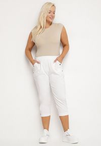 Born2be - Białe Spodnie z Wiskozą i Ozdobnymi Guzikami Lireza. Okazja: na co dzień. Kolor: biały. Materiał: wiskoza. Styl: klasyczny, casual #7