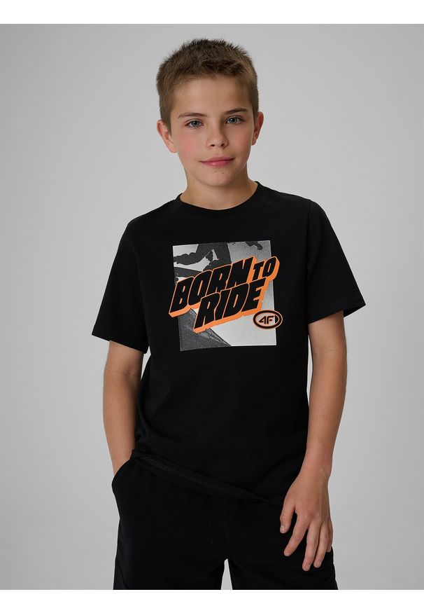 4f - 4F T-shirt regular z nadrukiem chłopięcy - czarny 140 (9-10 lat). Okazja: na co dzień. Kolor: czarny. Materiał: materiał, bawełna, skóra, dzianina. Wzór: nadruk. Sezon: lato. Styl: klasyczny, casual