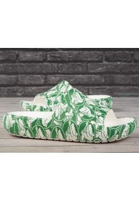 Klapki unisex na basen Crocs CLASSIC DUKE PRINT SLIDE. Kolor: zielony, biały, wielokolorowy. Wzór: nadruk. Styl: sportowy