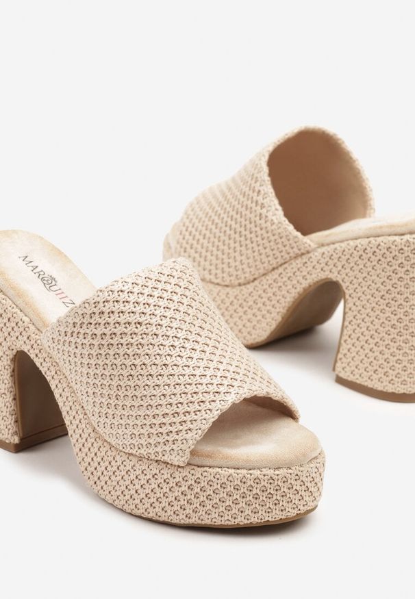 Renee - Beżowe Klapki na Słupku i Platformie z Siateczkową Cholewką Pillisara. Okazja: na co dzień. Kolor: beżowy. Materiał: jeans. Obcas: na platformie. Styl: elegancki, casual