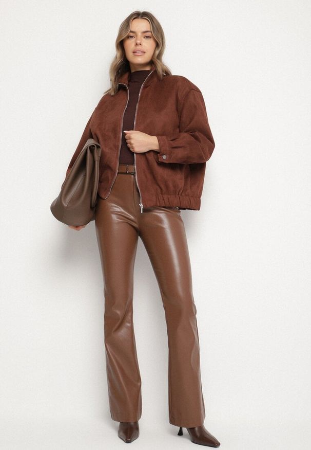 Born2be - Brązowa Kurtka Bomberka ze Ściągaczami i Suwakiem w Stylu Retro Zenissa. Okazja: na spacer, na co dzień. Kolor: brązowy. Materiał: dzianina, jeans. Długość rękawa: długi rękaw. Długość: długie. Styl: retro