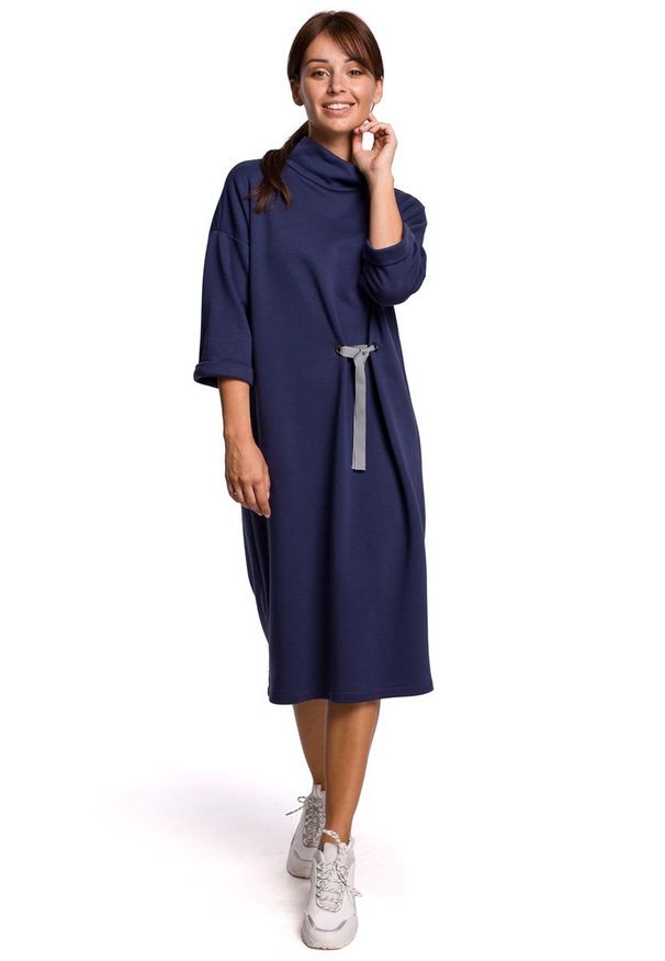 MOE - Niebieska Dzianinowa Sukienka z Wiązaniem w Pasie. Kolor: niebieski. Materiał: dzianina