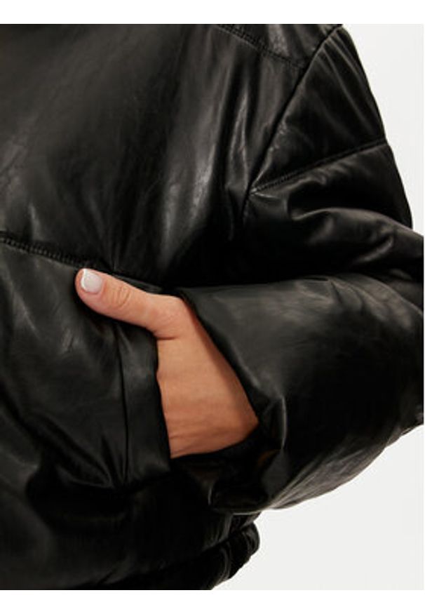 Replay - REPLAY Kurtka zimowa W7873 .000.85056 Czarny Regular Fit. Kolor: czarny. Materiał: syntetyk. Sezon: zima