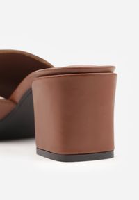 Born2be - Brązowe Eleganckie Klapki na Słupku z Odkrytym Noskiem i Metaliczną Aplikacją Anazia. Okazja: na co dzień. Kolor: brązowy. Materiał: jeans. Wzór: aplikacja. Sezon: lato. Obcas: na słupku. Styl: elegancki #6