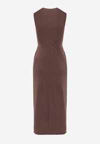 Born2be - Brązowa Elegancka Sukienka z Marszczeniami i Drapowaniem o Taliowanym Kroju z Metalowym Akcentem Azaervienne. Okazja: do pracy, na co dzień. Kolor: brązowy. Typ sukienki: proste. Styl: elegancki. Długość: maxi #6