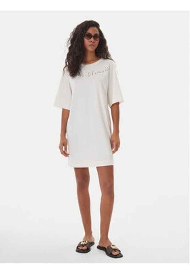 Emporio Armani Sukienka codzienna EW000618 AF20243 U1131 Biały Regular Fit. Okazja: na co dzień. Kolor: biały. Materiał: wiskoza. Typ sukienki: proste. Styl: casual