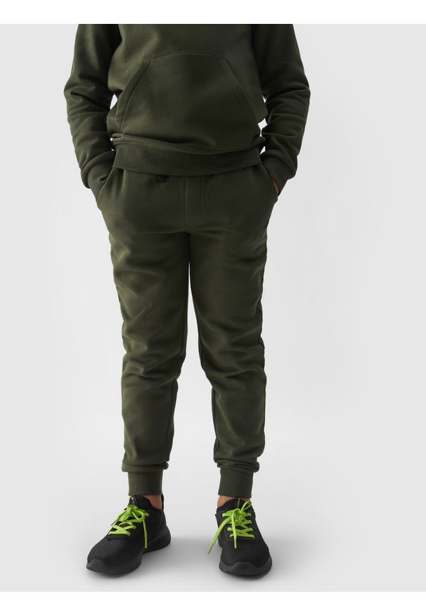 4f - 4F Spodnie dresowe joggery chłopięce - khaki 140 (9-10 lat). Okazja: na co dzień. Kolor: brązowy, oliwkowy, wielokolorowy. Materiał: dresówka. Sezon: lato. Styl: casual, sportowy