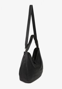Born2be - Czarna Torebka Typu Shopperka Hobo z Frędzlem i Plecionką Nalivesa. Kolor: czarny. Dodatki: z frędzlami. Styl: klasyczny, casual #3