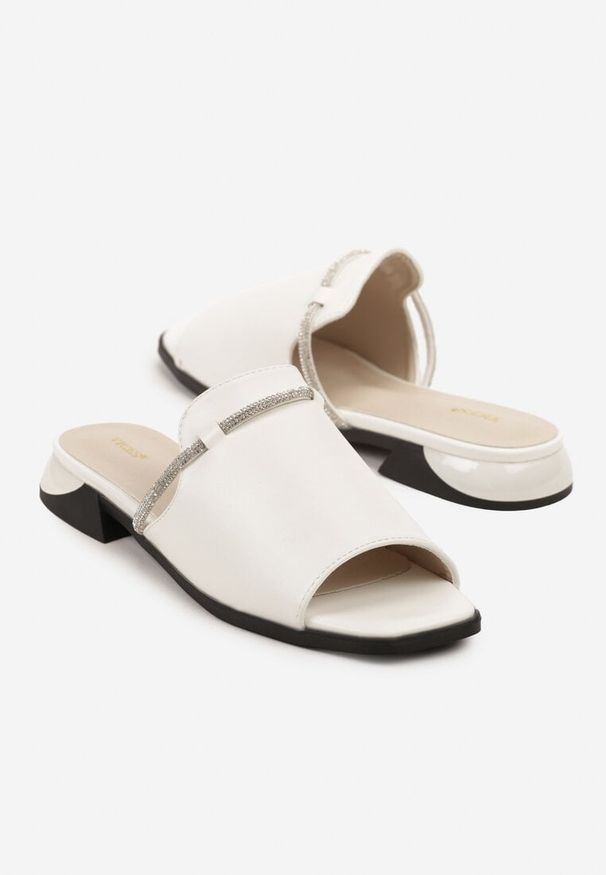 Renee - Białe Klapki Vices z Cyrkoniami Tilindrea. Kolor: biały. Wzór: aplikacja. Styl: elegancki