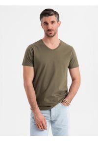 Ombre Clothing - Męska klasyczna bawełniana koszulka z dekoltem w serek BASIC – ciemnooliwkowa V6. Typ kołnierza: dekolt w serek. Kolor: oliwkowy. Materiał: bawełna. Styl: klasyczny #8