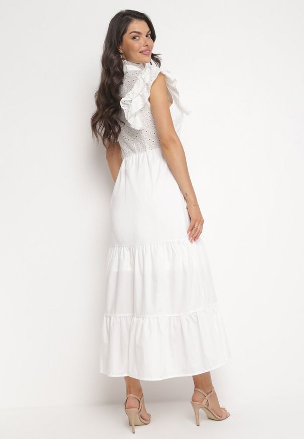 Born2be - Biała Rozkloszowana Sukienka Maxi Zapinana na Guziki z Ozdobnym Haftem i Falbankami Jeffee. Typ kołnierza: kołnierz z falbankami. Kolor: biały. Długość rękawa: bez rękawów. Wzór: haft. Długość: maxi