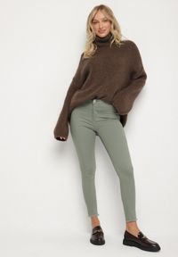 Born2be - Ciemnozielone Dopasowane Bawełniane Spodnie Irinaes. Okazja: na co dzień. Kolor: zielony. Materiał: bawełna. Wzór: aplikacja. Styl: klasyczny, casual, elegancki