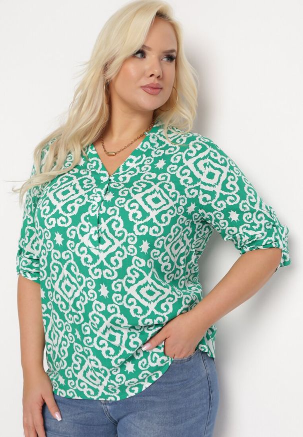 Born2be - Zielono-Biała Wiskozowa Bluzka Zapinana na Guziki w Geometryczny Print Perita. Kolor: zielony. Materiał: wiskoza. Wzór: geometria, nadruk. Sezon: lato