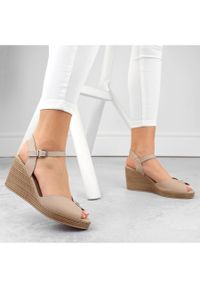 Skórzane sandały damskie na koturnie beżowe Filippo DS6026 beżowy. Kolor: beżowy. Materiał: skóra. Obcas: na koturnie