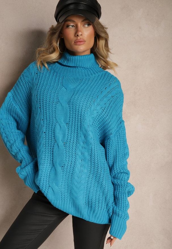 Renee - Niebieski Golf z Wiskozą w Stylu Oversize z Ozdobnym Splotem Korremi. Okazja: na co dzień. Typ kołnierza: golf. Kolor: niebieski. Materiał: wiskoza. Długość rękawa: długi rękaw. Długość: długie. Wzór: ze splotem. Styl: klasyczny, casual, elegancki