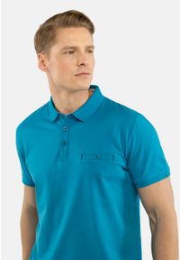Volcano - Koszulka polo O-DYLAN. Typ kołnierza: polo. Kolor: niebieski. Materiał: bawełna, materiał, skóra. Wzór: napisy, gładki. Sezon: lato. Styl: klasyczny
