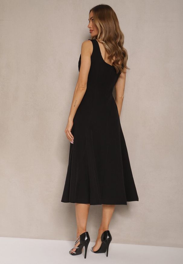 Renee - Czarna Rozkloszowana Sukienka w Klasycznym Stylu Deslene. Typ kołnierza: dekolt kwadratowy. Kolor: czarny. Typ sukienki: proste. Styl: klasyczny