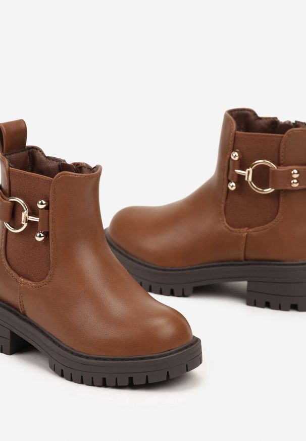Born2be - Brązowe Botki Typu Sztyblety na Tłoczonej Podeszwie Ozdobione Metalowym Detalem Zaimoria. Okazja: na co dzień. Kolor: brązowy. Materiał: jeans. Szerokość cholewki: normalna. Wzór: aplikacja. Styl: casual, elegancki