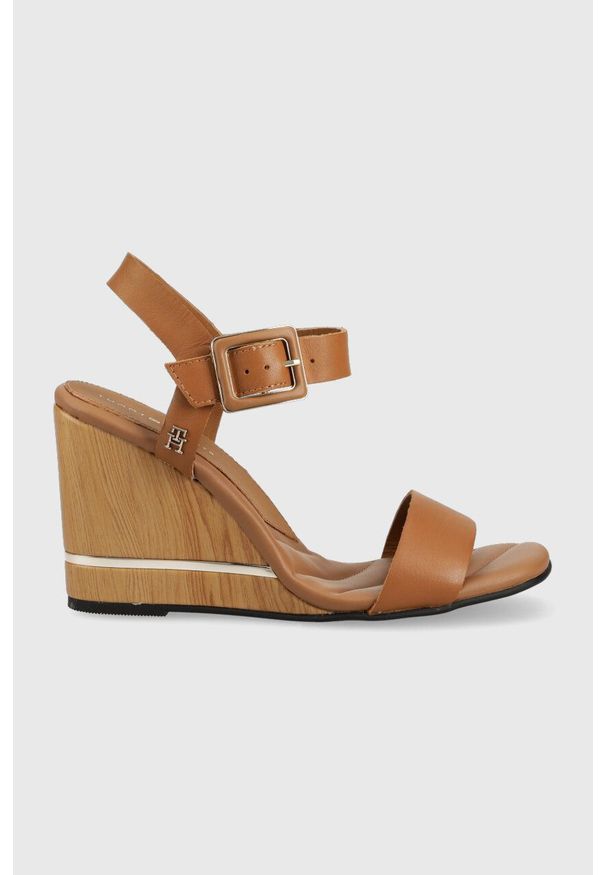 TOMMY HILFIGER - Tommy Hilfiger sandały HARDWARE WEDGE SANDAL damskie kolor brązowy na koturnie FW0FW07074. Zapięcie: klamry. Kolor: brązowy. Materiał: skóra, guma. Obcas: na koturnie