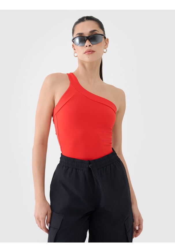 4f - 4F Crop-top slim z asymetrycznym ramiączkiem damski - czerwony M. Kolor: czerwony. Materiał: dzianina, włókno, syntetyk, materiał, elastan. Długość rękawa: na ramiączkach. Wzór: gładki, ze splotem, jednolity