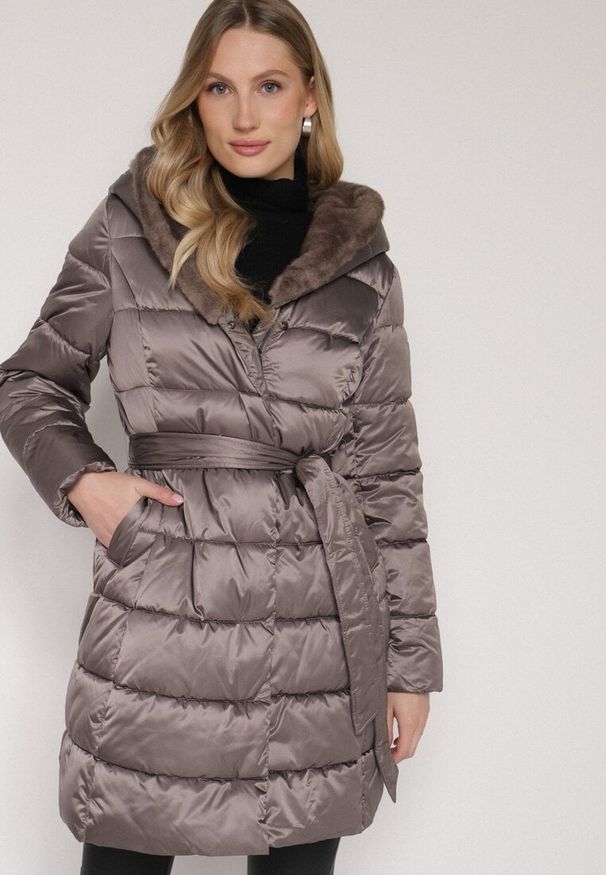 Born2be - Szara Długa Kurtka Ozdobiona Pikowaniem z Nieodpinanym Kapturem i Paskiem Lidaveia. Okazja: na co dzień. Kolor: szary. Materiał: jeans. Długość: długie. Wzór: aplikacja. Styl: klasyczny, casual, elegancki