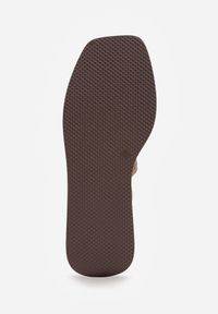 Renee - Brązowe Sandały na Platformie i Koturnie z Geometryczną Cholewką i Nitami Amanome. Zapięcie: sprzączka. Kolor: brązowy. Wzór: geometria. Sezon: wiosna, lato. Obcas: na koturnie #8