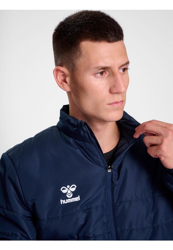 Kurtka puchowa Hummel Essential Szorty Bench. Kolor: niebieski. Materiał: puch. Styl: elegancki