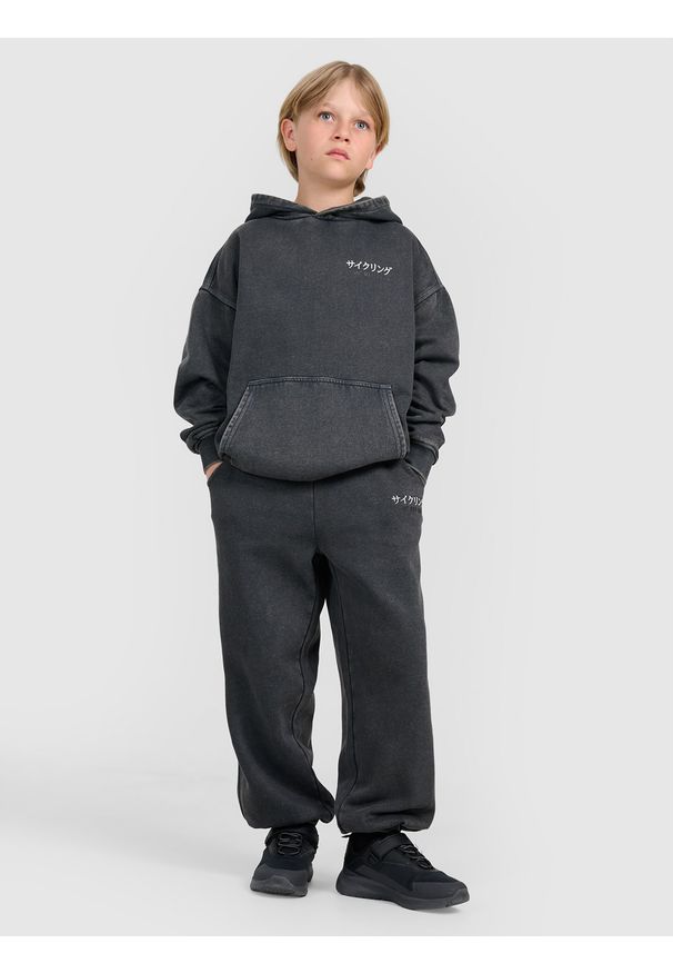 4f - 4F Spodnie dresowe joggery chłopięce - szare 146 (10-11 lat). Okazja: na co dzień. Kolor: szary. Materiał: dresówka. Wzór: nadruk, ze splotem, gładki. Sezon: lato. Styl: młodzieżowy, vintage, casual, sportowy